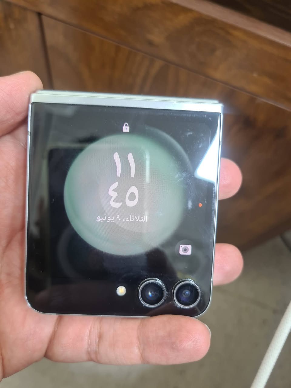 للبيع  سامسونك z flip 5 نسخة يابان ذاكرة 256 شغال كامل بس اكو ضربة بالشاشة ومتلمس من الوسط السعر 130 الف *********** واتس اب
