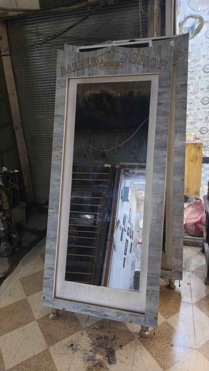 ٣ مرايات و ٢ فاترينات
ب ١٥٠ شلع 
المكان الفلوجة 
للاتصال /‏‪***********‬‏
