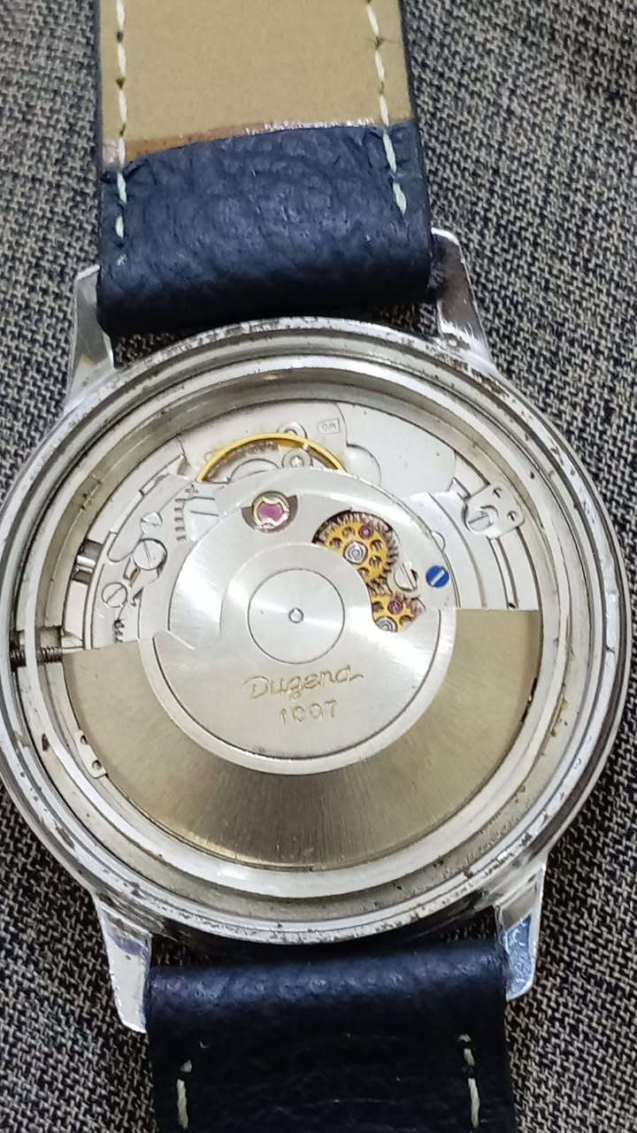 السلام عليكم 
بعد أذن القائمين على الاداره 
ساعه ماركه دوجينا 
سويسري اوتماتك
قطر الساعه ٣٥ ونص
نضافه ممتازه مينه لوك
سير جلد طبيعي مستبدل
وقت مظبوط
السعر ١٥٠ الف 
يوجد توصيل جميع محافظات العراق 
تواصل وات ساب
***********
