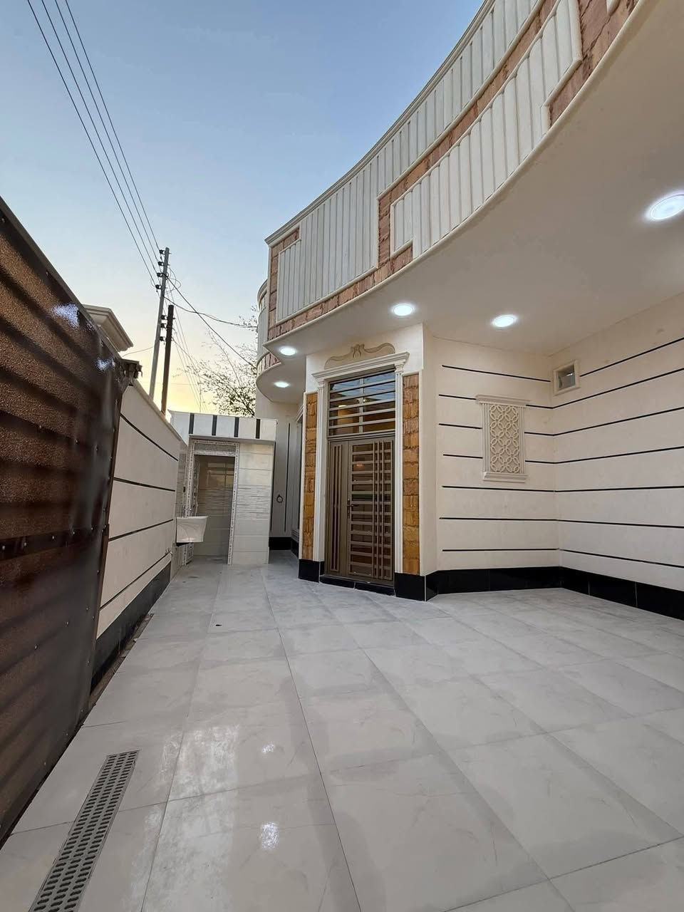 يوجد لدينا دور للبيع في بعض مناطق العمارة بكافه أنواع المساحات 
حي المعلمين الجديد / مغربه/ الجمعيات/العرضات/نهاوند/ حي الشهداء/ حي الصحفيين/حي الغدير/ العابرات/الشيشان/ابو رمانة
#علمأ_البناء_حديث
للإستفسار الإتصال على  ***********
