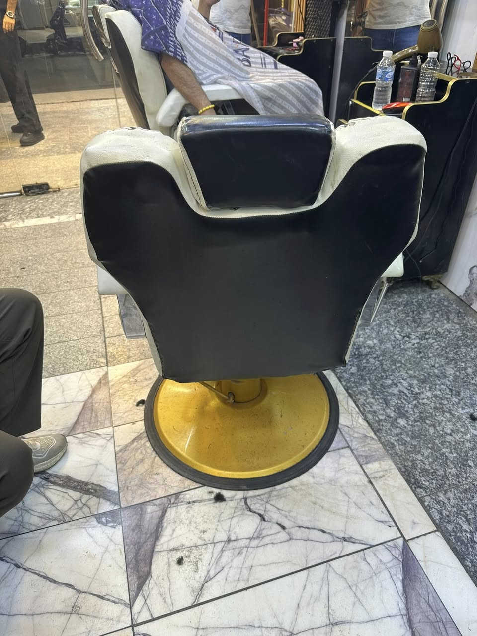 سلام عليكم كراسي البيع العدد3 السعر 150وبي مجال العنوان بغداد المنصور ***********
