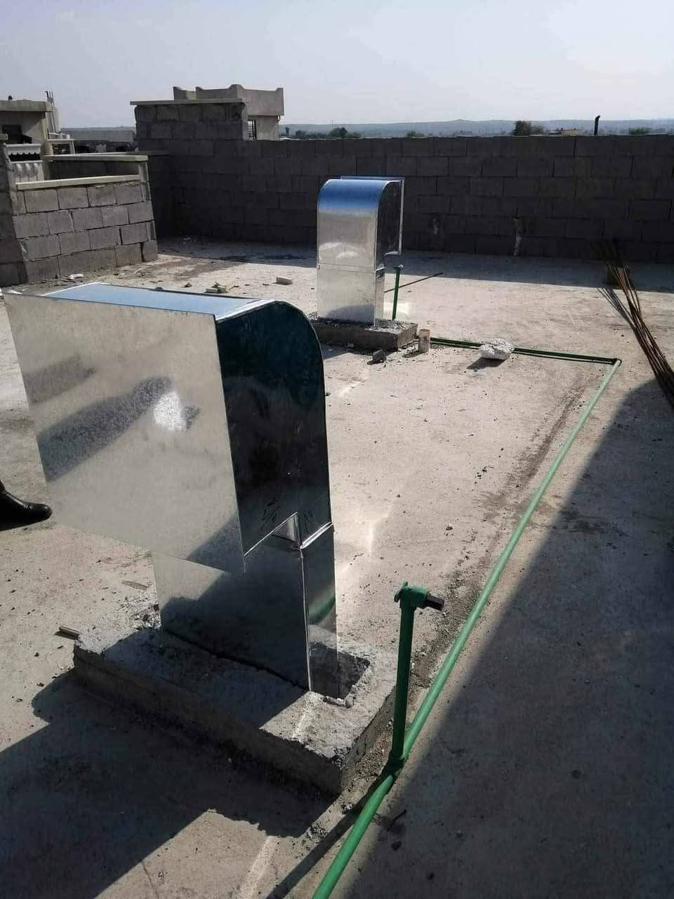دكتات تبريد مركزي  مجاري هوائيه
شغل شرط هندسي وتوزيع الهواء بالتساوي وسليكون لمنع التسريب وتثبيت سيبورتات

#مهندسين #مقاولين #بناء #دكتات

*********** 

***********
