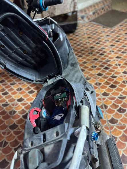 للمراوس شعندك نزل….. 

خير من الله تجي وتفحص بعينك بيها قاعده اصليه 
وصالنصه اصليه
 وشوته مال 4 
وصدر وقبق فلاوين 
ويدات بريك اصليه 
عضمه سكليتر 
وياله مشيف اصليه مو تجاري
دراجة كامله مكمله تريدها مال لعب تريد تقبطها كفرات
55 ناشفة
