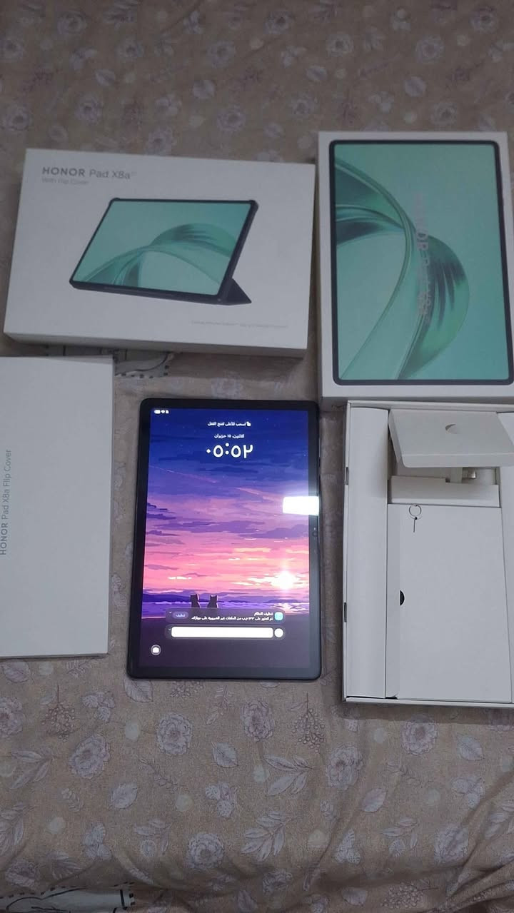 المواصفات الرئيسية
الشاشة: 11 بوصة IPS LCD
الدقة: 1920 × 1200 (FHD+)
معدل التحديث: 90Hz 
المعالج: Qualcomm Snapdragon 680 ثماني النواة 
النظام: Android 14 مع MagicOS 8.0 
الذاكرة: تتوفر نسخ 4GB RAM مع 64GB أو 128GB تخزين، وبعض الأسواق تعرض 4GB + 4GB RAM Turbo و128GB تخزين 
الكاميرا الخلفية: 5 ميجابكسل
الكاميرا الأمامية: 5 ميجابكسل 
البطارية: 8300mAh 
الصوت: 4 سماعات (Quad Speakers) مع HONOR Histen 
الاتصال: Wi-Fi مزدوج النطاق، Bluetooth 5.1، USB-C، OTG 

الوزن: حوالي 495 غرام
السماكة: 7.25 ملم بغداد, العراق


**إذا كنت صاحب هذا الإعلان وتريد حذفه لأي سبب، رجاءا أرسل رسالة إلى الدعم الفني**