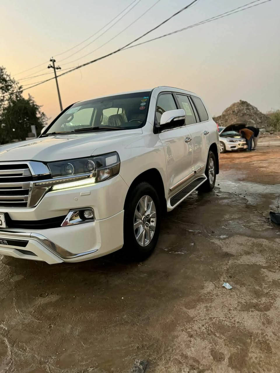 للبيع لاندكروز  2017 فطيم اصلي
رقم بغداد بأسمي مشروع وطني  رقم الدولي 

الموصفات................ 🤍
1-بصمه تشغيل
2-بصمه ابواب
3-فتحه سلايت
4-كشنات جلد
5-كشن كهرباء ثلاث حركات
6-زراكات
7-مري شفط
8-اشاير بالمري
9-تحكمات ستيرن كامله
10-مثبت سرعه
11-سبعه راكب
12-ثلاث قطع تبريد
13-مطفايه حريق
14-محرك v6
15-ايرباك8
16-حساس امامي
17-حساس خلفي
18- 3شاشات 
19- 4 كامرات 

 سياره فول مواصفات وباقي مواصفات الفطيم معروفة 

مكفولة عدا  بيه باردا بسيطه .
سيارة نضيفة جدا 

الاستفسار ***********
