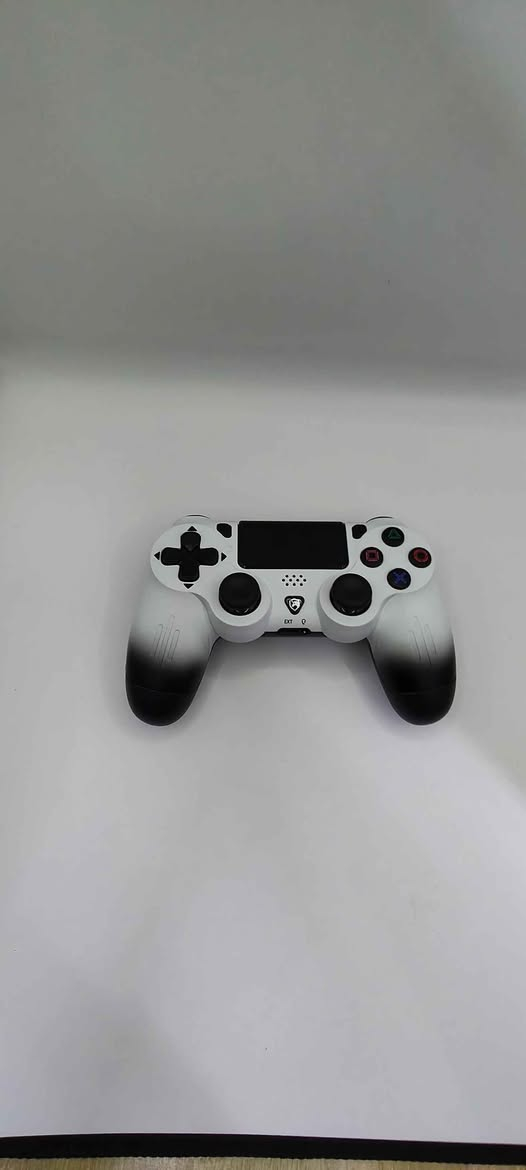 هذا صندوق لوحدة تحكم لاسلكية طراز P02 من صنع شركة ECHTPOWER، وهي متوافقة مع أجهزة بلاي ستيشن 4 (PS4/Slim/Pro). تشمل الميزات الرئيسية ما يلي

تصميم محسّن ومطوّر لمعالجة مشكلات مثل الحساسية المنخفضة وتأخير المفاتيح.
تكنولوجيا استشعار الحركة سداسية المحاور وتقنية الاهتزاز المدمجة.
اتصال لاسلكي (بلوتوث).
يُظهر شريط الإضاءة ضوءًا أبيض عند توصيل وحدة التحكم بالجهاز. موصل, نينوى


**إذا كنت صاحب هذا الإعلان وتريد حذفه لأي سبب، رجاءا أرسل رسالة إلى الدعم الفني**