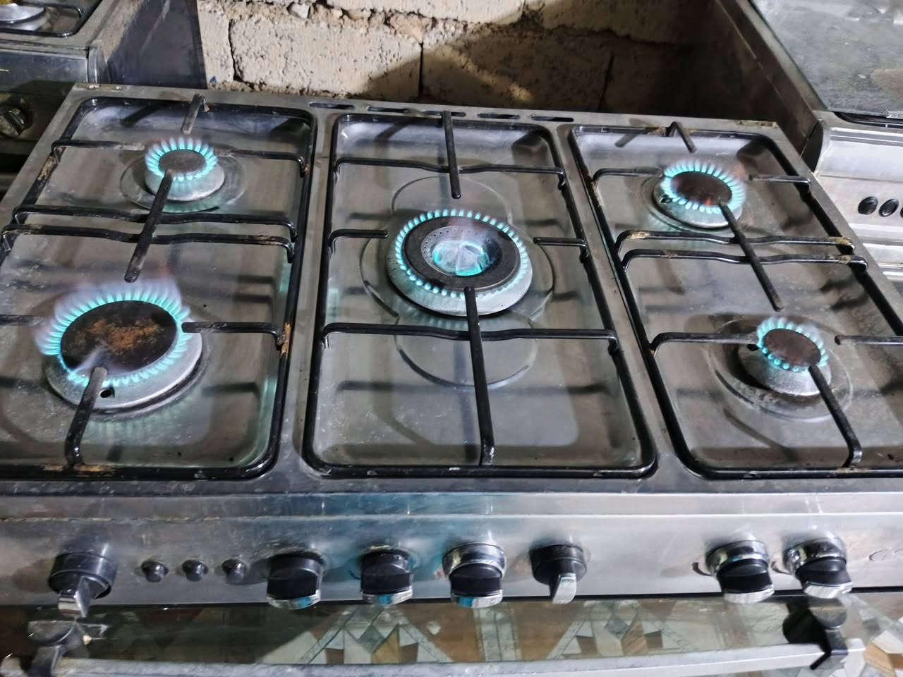 طباخات عل فحص ٥عيون كله شغال ب١٦٥ وبيهن مجال اتصال ***********
