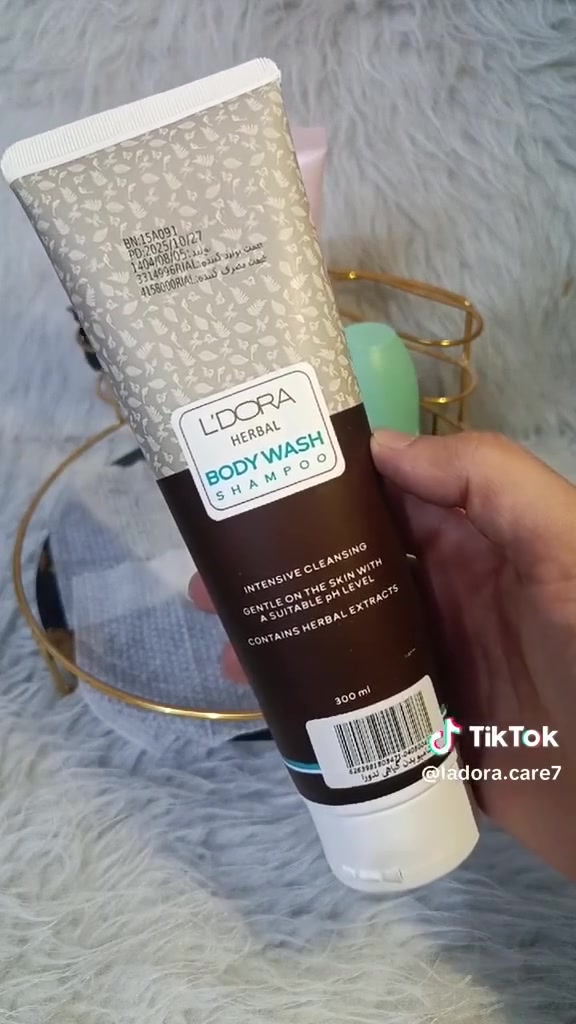 غسول الجسم من لدورا 🛀🎀💦
✨ الصفات:

✨ الصفات:
ينظف الجسم بلطف ويزيل الأوساخ بدون ما ينشف البشرة.
يرطب ويخلي الجلد ناعم وحريري.
يترك رائحة عطرية منعشة تدوم لفترة.
مناسب للاستعمال اليومي لكل أنواع البشرة.
🧴 الصنع (من شنو مصنوع):
ماء مقطر كأساس.
غليسرين للترطيب.
زيوت طبيعية (مثل جوز الهند أو الزيتون).
مستخلصات نباتية مهدئة للبشرة.
فيتامين E و B5 للتغذية والحماية.
عطور وزيوت عطرية تعطي الرائحة.
يوجد خدمة توصيل


**إذا كنت صاحب هذا الإعلان وتريد حذفه لأي سبب، رجاءا أرسل رسالة إلى الدعم الفني**