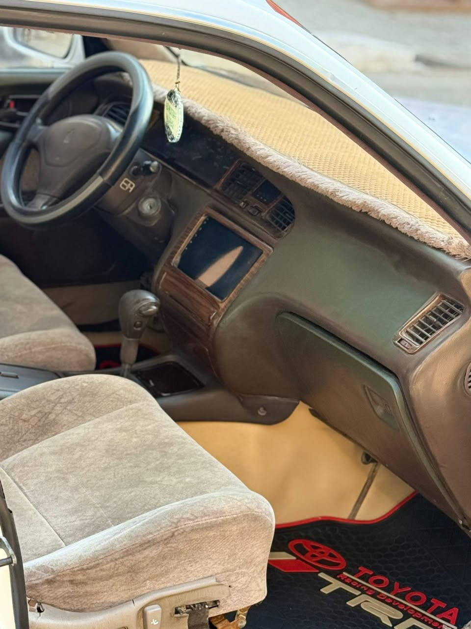 السلام عليكم سياره بطه جاهزه من كلشي حلوه ونضيفه سنويه ل2030 صاعده هزه جديده حداديه ١٠٠/١٠٠ دواخل مبدل سستم كامل من بطاين من دشبول من كشنات  ارضيه جلد السعر 60 وبيها مجال كلش قليل  مكان السياره البصره المعقل للاستفسار ***********
