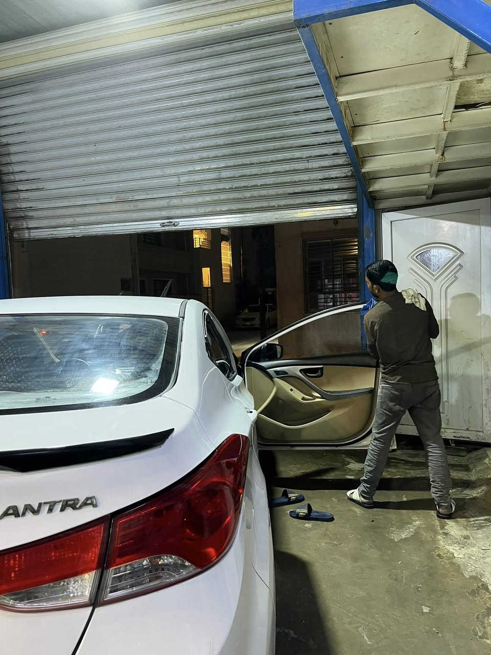 سلام عليكم النترا 2014 خليجي محرك 1,600 سنويه ساقطه 
فول عدا الفتحه 
سياره بيها قطعه بنيد وبارد بالجاملغ مال السايق شبر 
وصارت بيهه ضربه قبل كم يوم بالباب خلف السايق وشويه من الهلال سويته حار وبعدني ماصابغهه 

تبريد ثلج 
مكينه وكير وحداديه جديد 
سياره مابيهه اي نقوصات 

سعرها 105 وبيها مجال 
رقمي ***********
