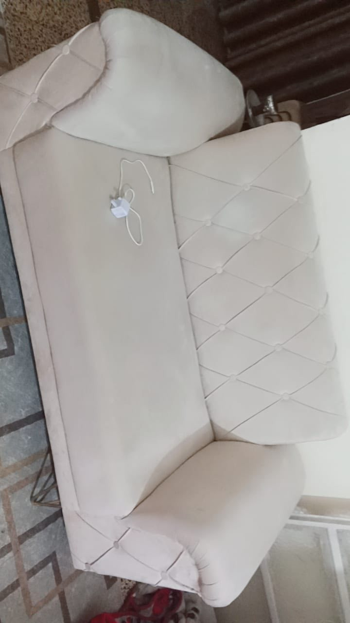 سلام وعليكم تخمِ عشر مقاعد اخوً الجديد 350 الف قفل. 
مابي اي ضرر 
مكان حي الاعلام 
***********
