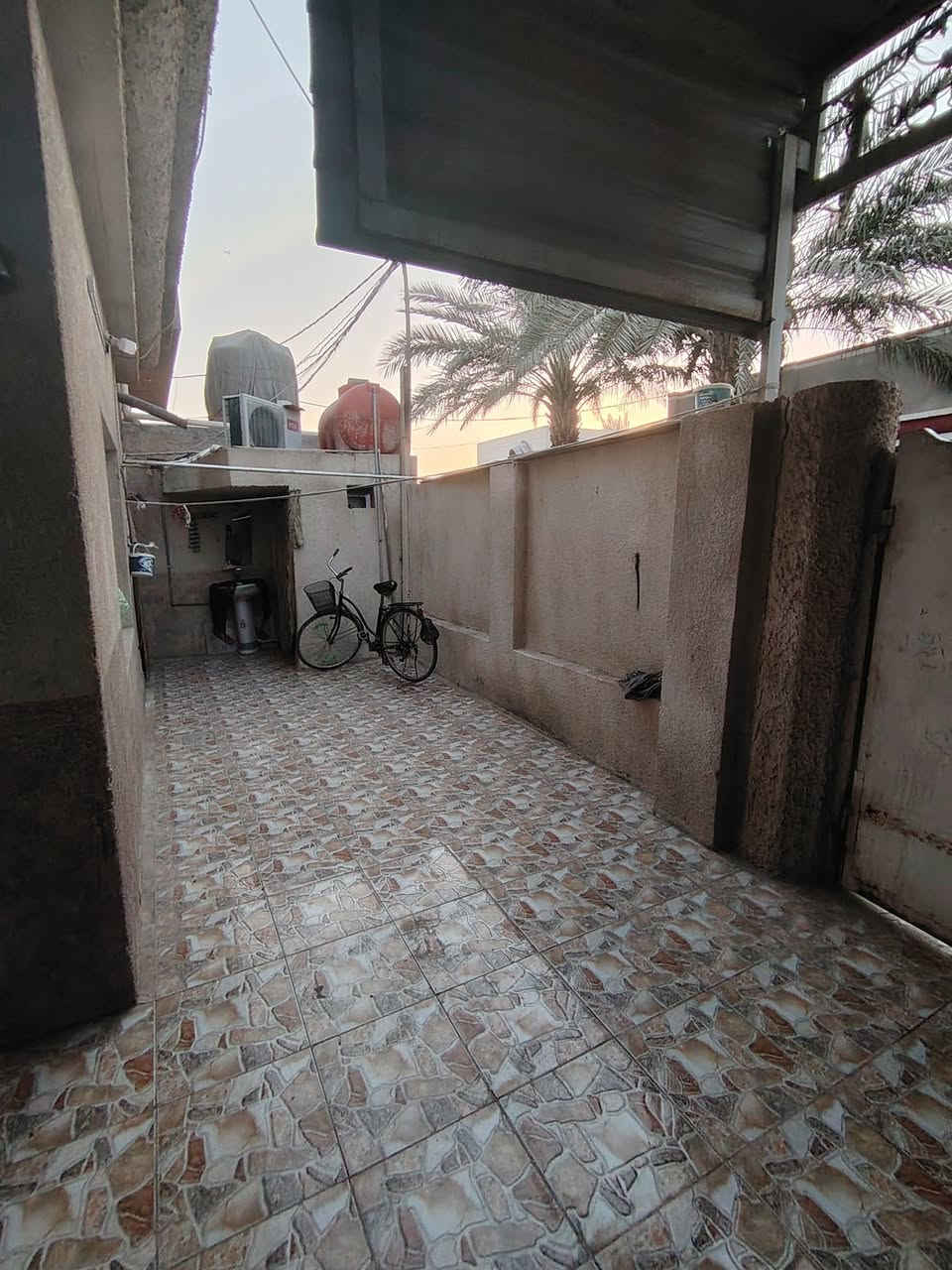 دار للبيع طابو زراعي سند 25 

المساحة 250 م 

يحتوي ع 2 غرف نوف استقبال هول مطبخ منور داير البيت 
كراج سيارة 

يبعد عن الشارع العام 50 م عرض الفرع 10 م 

العنوان شارع بزل حجي علي قرب العلوية الشريفة عليها السلام 

متوفر كافة الخدمات كهرباء ماء مولد شارع مدارس قريبة 

*********** ابو شمس 
*********** المحامي علي

