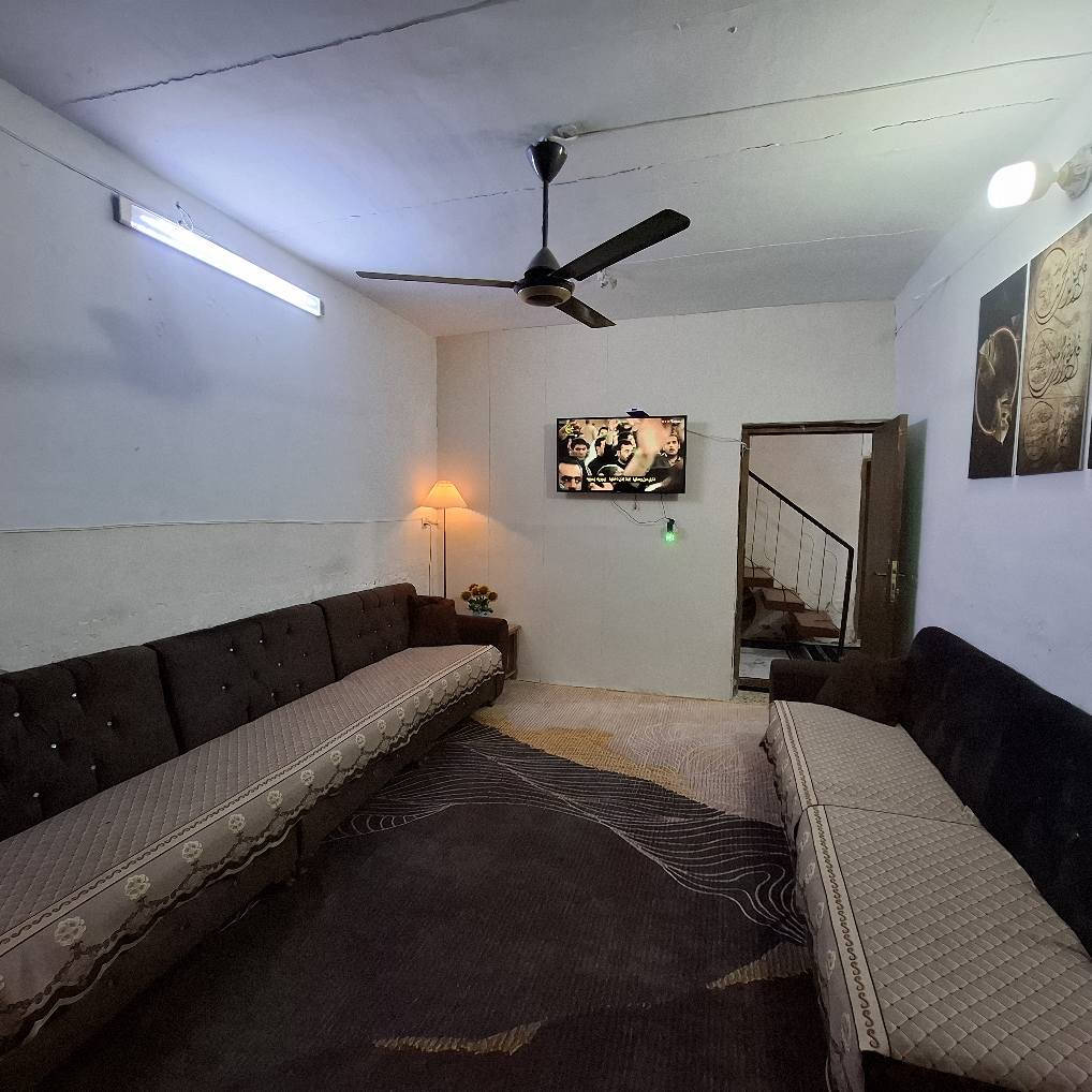 بيت للبيع 
طابق واحد 
مساحة ٢٠٠ 
بناء قديم (عكادة )
الحسينية  الخمستالاف 
قرب السوق الكبير (سوق الكراج )
للاستفسار الاتصال ***********
