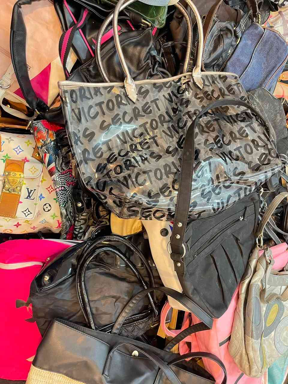 السلام عليكم
عندي جملة جنط أوروبي اكثرها ماركات كلها أختام و نظاف
بيها جنط جلد و خوص و كتان و توت و جنط لابتوب و جزادين و مسكات رايدتها على ٥٠٠ الف تطلع فوك ال٢٠٠ جنطة


**إذا كنت صاحب هذا الإعلان وتريد حذفه لأي سبب، رجاءا أرسل رسالة إلى الدعم الفني**