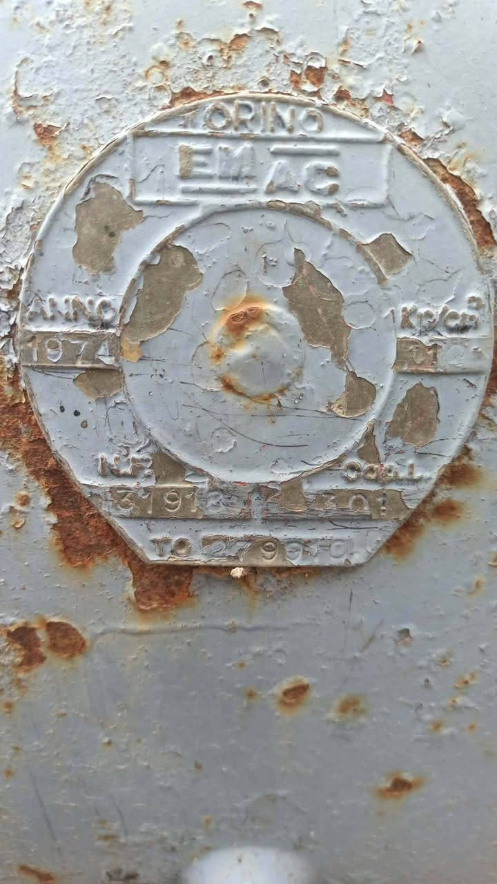 كومبريسرات قديمات من ال السبعينات  للبيع الماطور شغال فقط يحتاجلهم ربط بواري وترتيب بسيط قيم بحك الله وأخذهم الحله الشوملي  ***********
