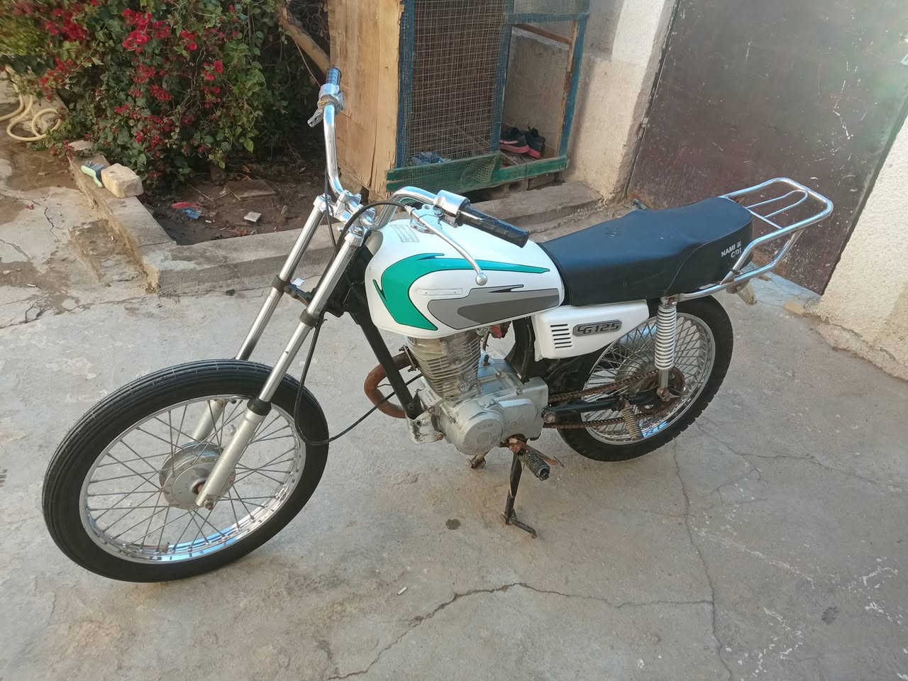 سلام عليكم دراجه ارشه شاصي تايكر اوراق سكنر موديل 18 دراجه خير من الله لا تبخير ولا تنضح دهن  وياله وتايرات وكشن كله جديد  السعر 300وبيها مجال  قليل  عنواني حله ابو عجاج قرب المحكمه الجديده  للاتصال واتساب (***********)
