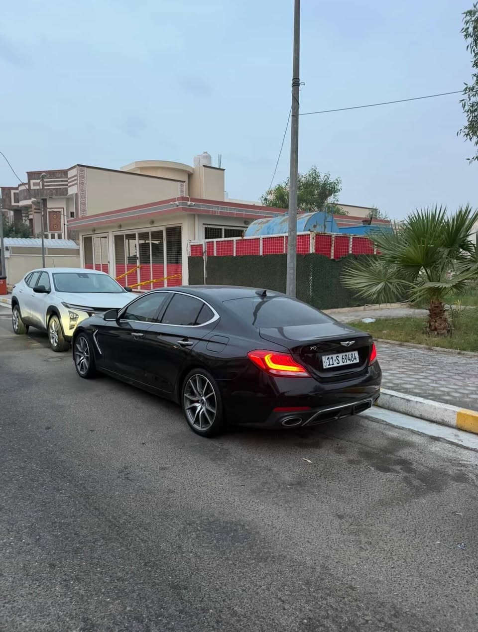 لسلام عليكم 
للبيع جنيسيس g70 
2020 
6 سلندر توين تيربو  3.3T 
تو ويل اكسل 
فول مواصفات اعلى موصفات برستيج 
كامرات 360 
حساس امامي خلفي 
نقط عمياء 
مري شفط 
مري ليله 
تبريد امامي خلفي 
تسخين وتبريد كشنات 
كشنات جلد 
خزن ميموري للكشن السايق 
كشن السائق يتغير حسب مود القياده 
موصفات هواي بيها والي جاني جنيسيس يعرف شنو برستيج 
حادث السياره قبق الصندوق طايح عليه شي وشوي من الجاملغات  واجه بيها كلير من امريكا يعني صبغ 4 قطع 
وسعر السياره 188$ ورقه وبيها مجال بسيط للشراي 
***********
