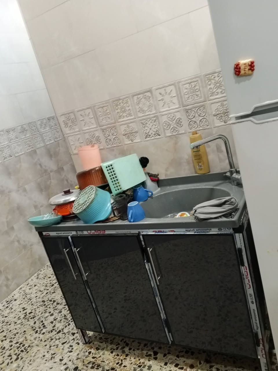 ثلاجه وكاونتر للبيع كاونتر قياسه متر ونص 3قطع عنوان بغداد الرشاد ***********

