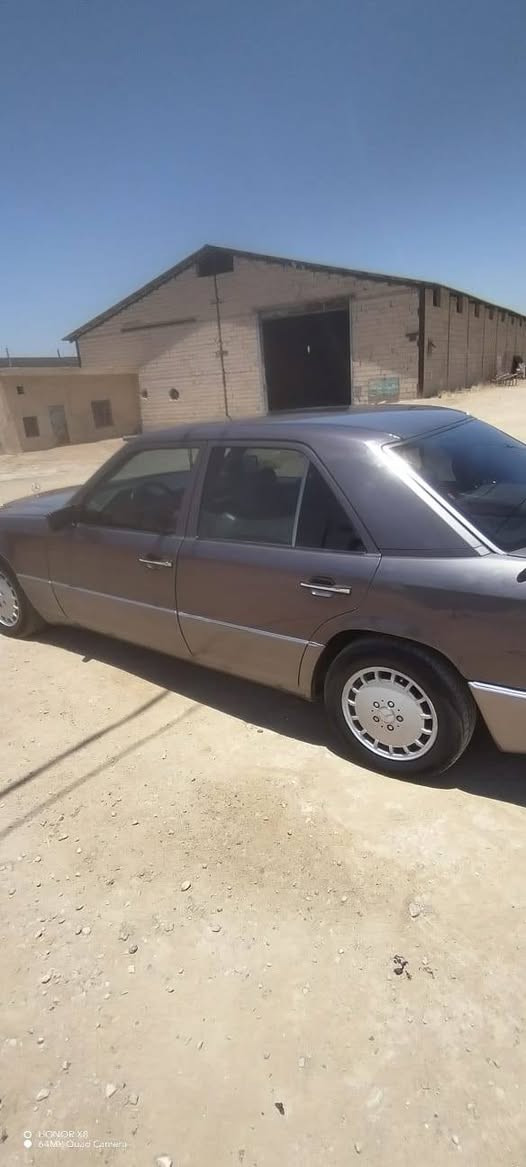 مارسدس دب مديل 1992
قطعه وحده والباقي مكفول 
كير و محرك  مكفول 
قواعد دبلات بلادي 
محرك عنكبوت 
كهربائيات كلها شغاله 
رقم صلاح الدين دولي باسمي 
سنويه 2028
مكلف بالنشر 
رقم صاحبه 
‏‪***********‬‏

