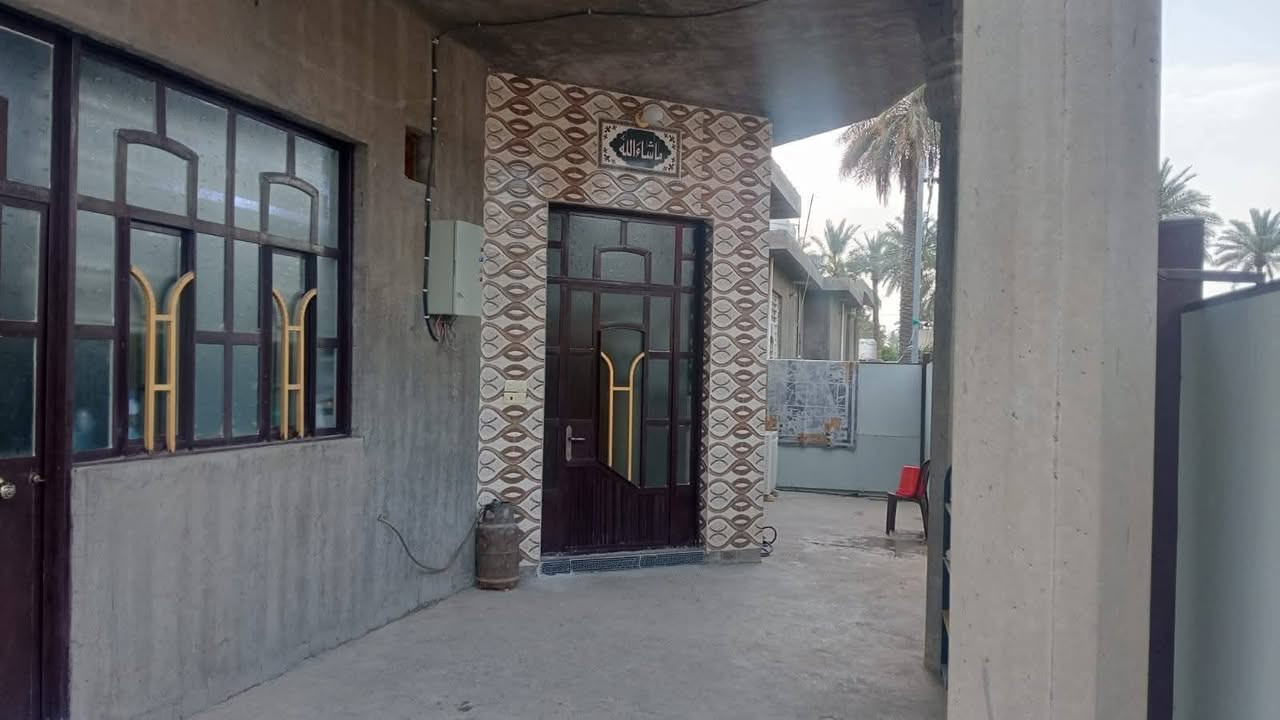 دار سكن للبيع مساحته ( 400 م )
واجه ( 19م * 21،5م ) طابو زراعي سند / 25 المساحة الكليه للسند ( 1،5 دونم ) بناء طابوق 🧱 سنة 2018 
يحتوي البيت على :- أستقبال وصاله ومطبخ سيراميك وغرفة نوم عدد 2 وصحيات داخليه وخارجيه وكراج سياره وحديقه جانبيه ارضية البيت كاشي سليمانية والجدران سيراميك 
متوفر جميع الخدمات وقريب على سوق أبو غريب 
السعر / 150 مليون وبيه مجال للجاد بالشراء ( البيع مكاتبه مصدقه من كاتب عدل )
العنوان / بغداد- ابو غريب - الناحيه - البستان - قرب جامع الحسن 
للأستفسار أكثر يرجى الاتصال على الارقام التاليه:-
*********** أتصال + واتساب 
*********** أتصال 
مكتب الديار للوساطة العقارية ( أبو عمر الزوبعي ) 
عمولة المكتب ‎%‎1
