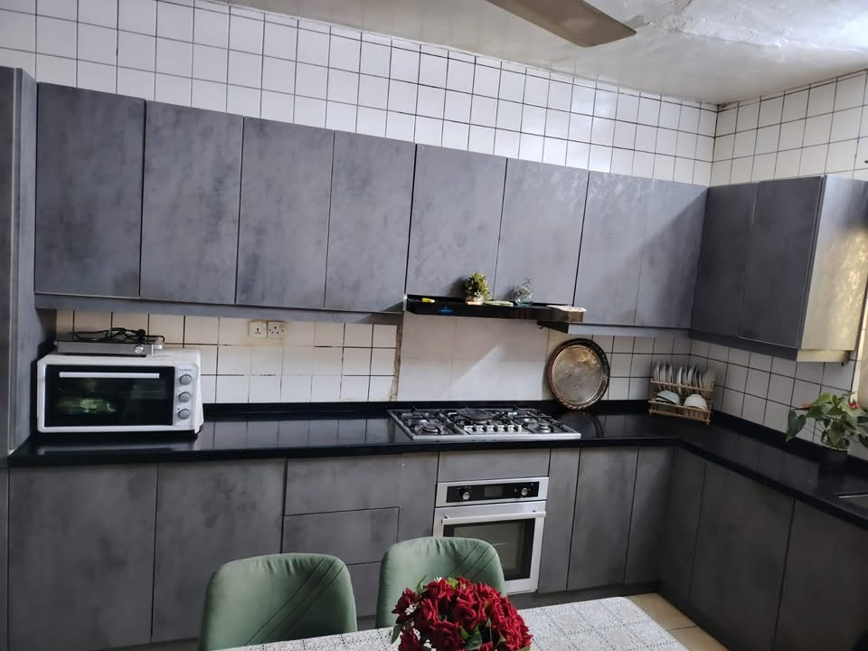 مطبخ hdf داخل وخارج وسطح مرمر 
القياس كبير 
استخدامه سنه واحده 
الغرض من البيع 
تحويل لغير منزل والقياس ميرهم احتاج اكبر 
السعر المطلوب 
1.650.000 مليون 
السعر جوا الجديد بهواي 
وهو جديد
للتواصل 
اذا قياسك مايناسبك تكدر تعدل عليه طبيعي لاكن تصغير وليس تكبير 
***********
