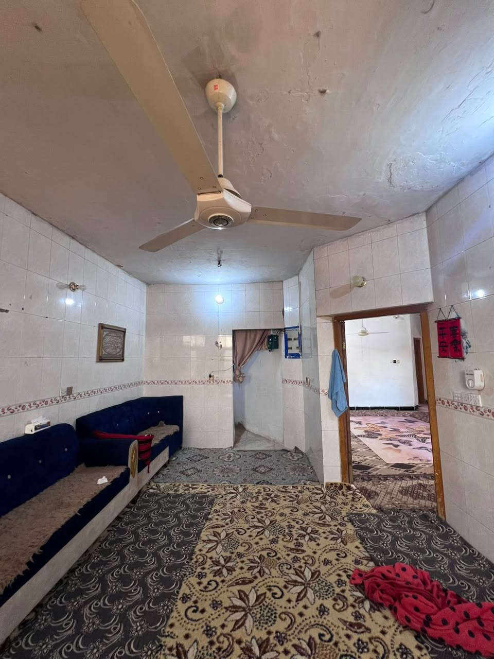 السلام عليكم
بيت للبيع 🏠
يتكون البيت من ٣ غرف + صاله داخليه + أستقبال + ربعه + مطبخ حار بارد + هول + حدائق عدد ٢ مساحه البيت ٦٠٠ م 
زراعي  المكان الوعي الثوري قرب مسشفى القديم 
مقابل هيئة الشباب والرياضه مدارس عدد اربعه في المنطقه خدمات فووول 
السعر بلاش ٤٤ مليون وبي مجال 
*********** اتصل وتدلل
