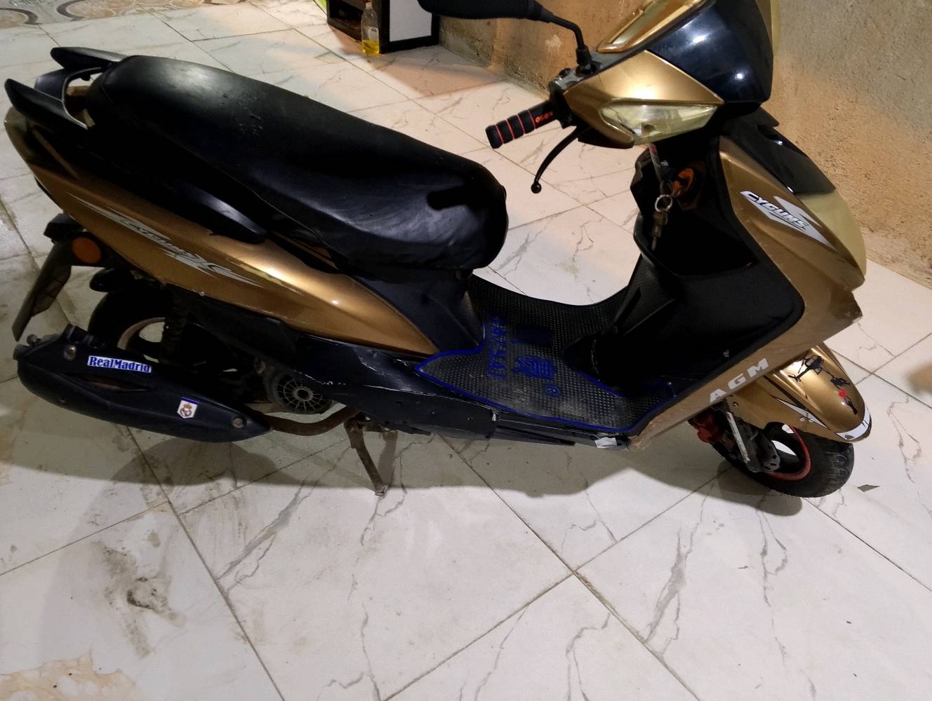 دراجه سكنس تايوان موديل 2020 لون ذهبي كهربائيات كلها شغاله اشاير سلف لايت عالي ناصي ورماش سكن خلفي امامي سطاب كلهن شغالات گيج بانزين وكيلو متر شغال باتري جديد محرك مفتوح مرة وحدة مجفت على أيدي نگرة سلف شلعة تاكل الگاع دراجه مالت بيت مرتبه دبلاتها حلوه كابريتر بلادي كفرات مختمه ختم واحد البصره 5 ميل ه‍ *********** السعر 300
