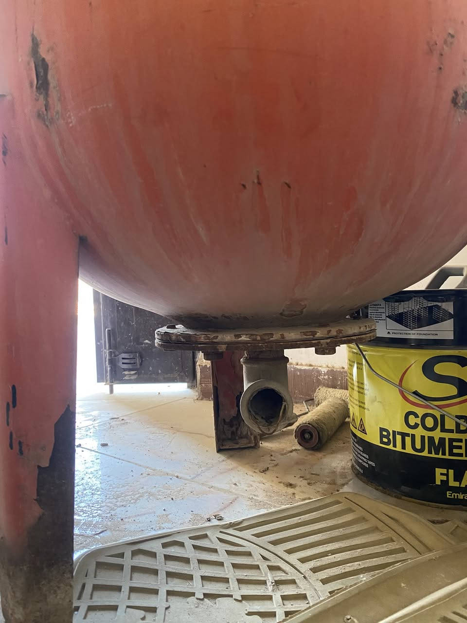 السلام عليكم
- النوع/الموديل: LITE HIDRAFOR B 200 lt.

- السعة: 200 لتر.

- أقصى ضغط تشغيل (MAX PRESSURE): 14.3 بار.

- الضغط المسبق (PRECHARGE): 1.5 بار.

- تاريخ التصنيع (Date): أكتوبر 2008 (10.2008).

- المعيار القياسي: EN 13831 (وهو المعيار الأوروبي لأوعية الضغط المغلقة لأنظمة التدفئة والتبريد). 

النوع من الخزانات يُستخدم عادةً في أنظمة تعزيز ضغط المياه (الهيدروفور) للحفاظ على ضغط ثابت في الشبكة وتقليل عدد مرات تشغيل وإيقاف المضخة.

اخوان الي يفيده ويعرف سعره يخلي سعره وبالعافيه اني مااعرف شنو سعره

***********
