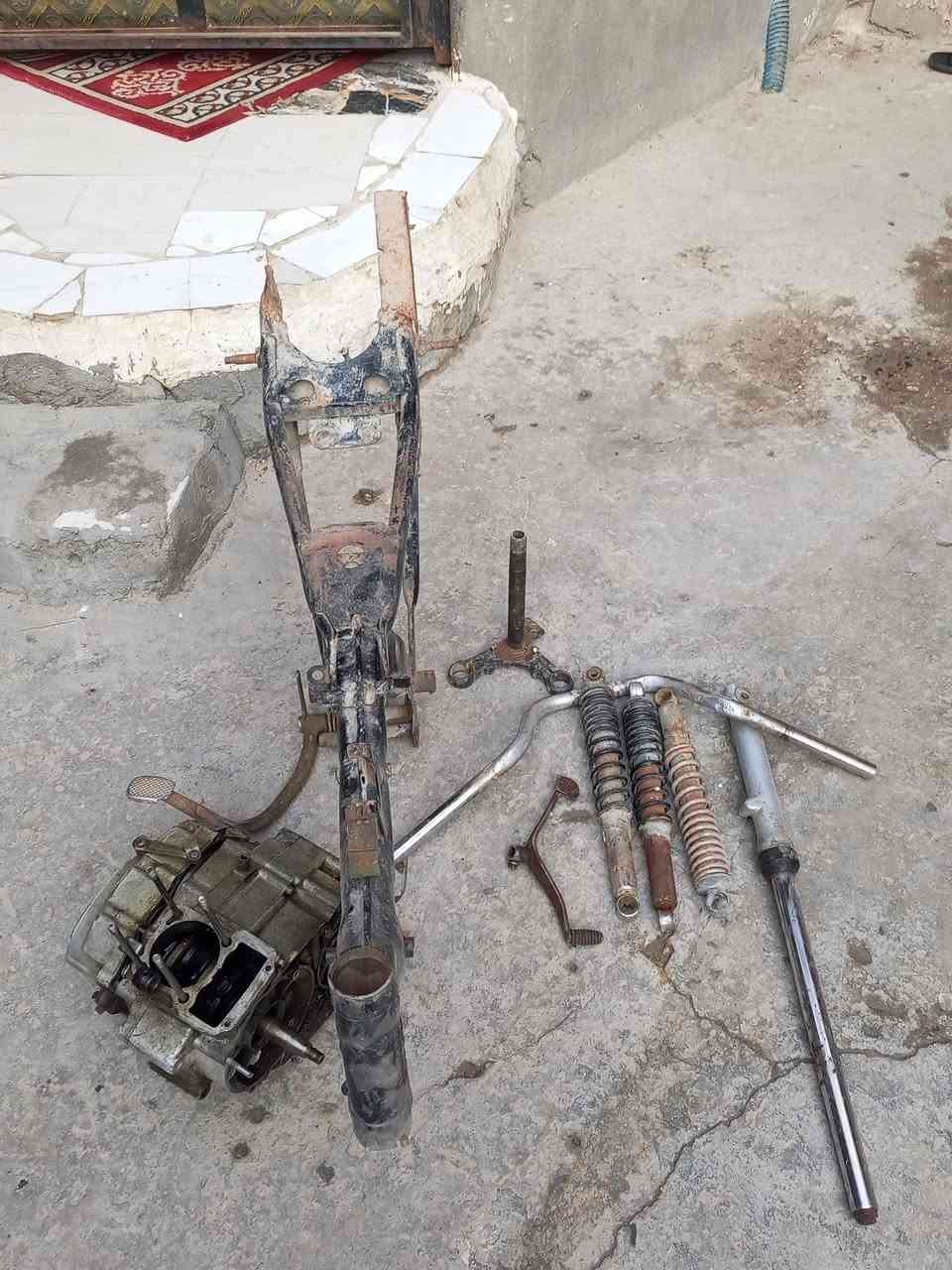 غراض للبيع مكينه ماخذين منه غراض وماعرف اشبيه والشاصي مفصوم من وره بس رقم شاصي موجود سعر 40وبيهن مجال مكان البصره الجزيره مامتواجد ع الفيس ***********
