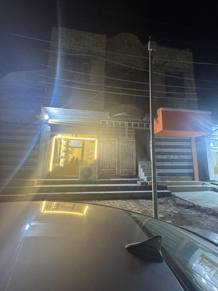 بنايه للبيع تجاريه على شارع ٣٠ 
مساحه ١٠٠م٢ (٩*١١) 
تحتوي على محلين ومشتمل ارضي وشقتين 
للاستفسار الاتصال على الرقم (***********)
