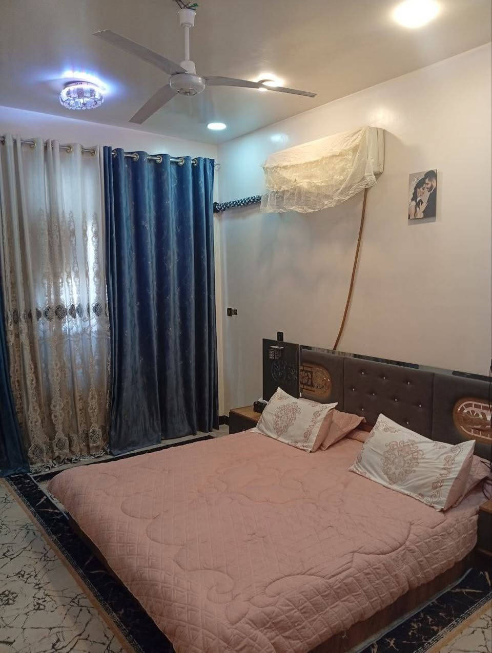 بيت 50مترللبيع استقبال وغرفتين ومطبخ وحمام 2الشرطة الخامسة قرب جامع الملك القدوس زراعي سند 25 للاستفسار الاتصال على الرقم واتساب 
***********
البيت وياة كاونتر وسبلت سعر خاص
