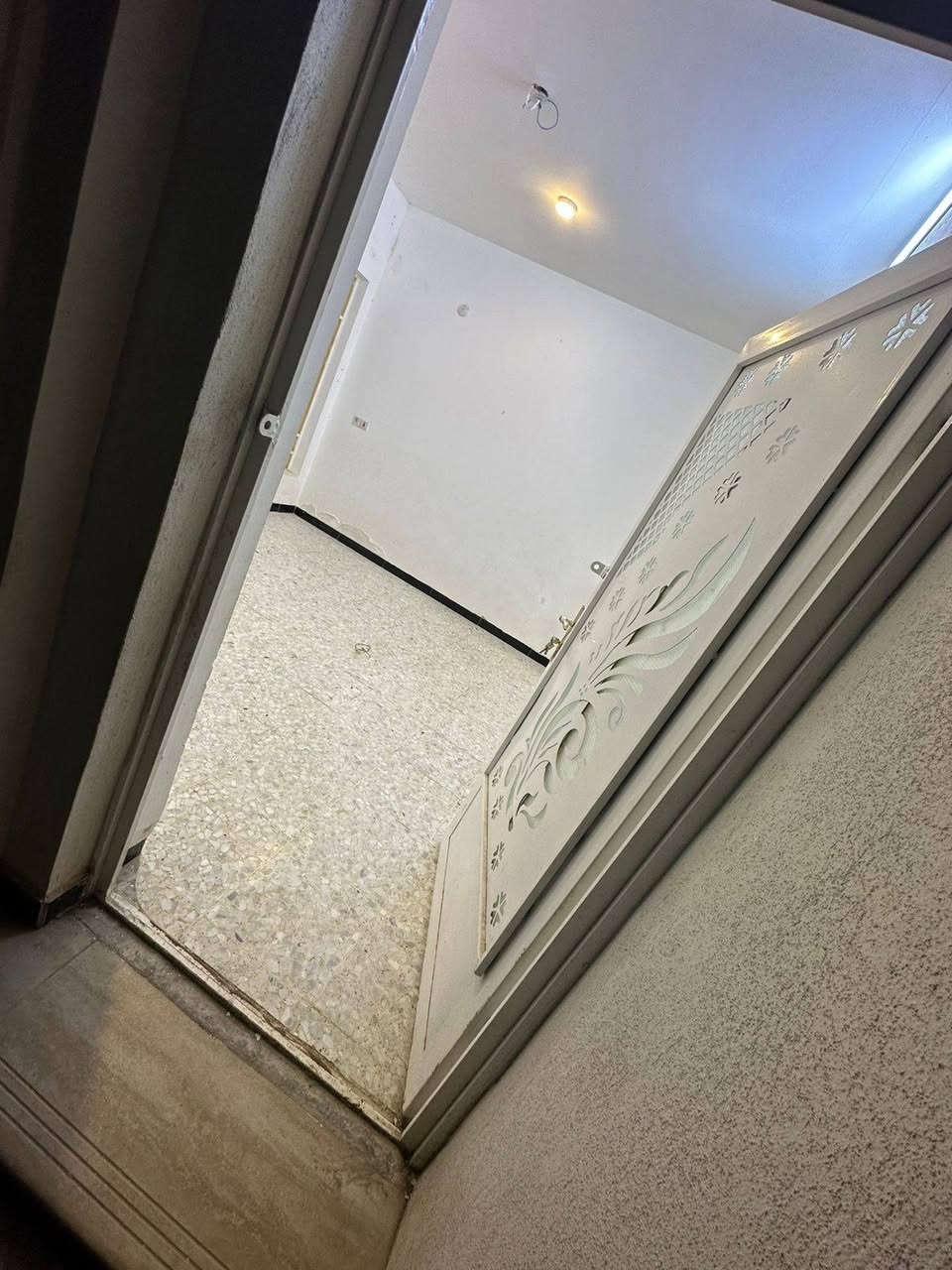 بيت للايجار   قرب مستوصف الجولان
يتكون من غرفتين نوم -صاله -استقبال - مطبخ -
مساحه البيت 100م.  طابق ثاني 

بدل الايجار 350 الف قفل 

للاستفسار ‭***********
