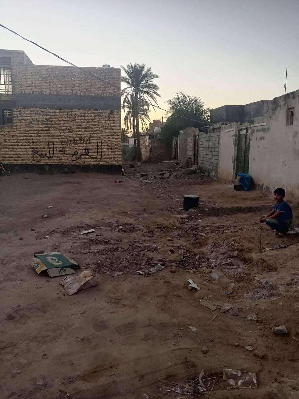 السلام عليكم عرصة للبيع مساحة 140 متر في شارع الدلال مقابل دكتور مازن منطقة ال سبتي الرقم ***********
