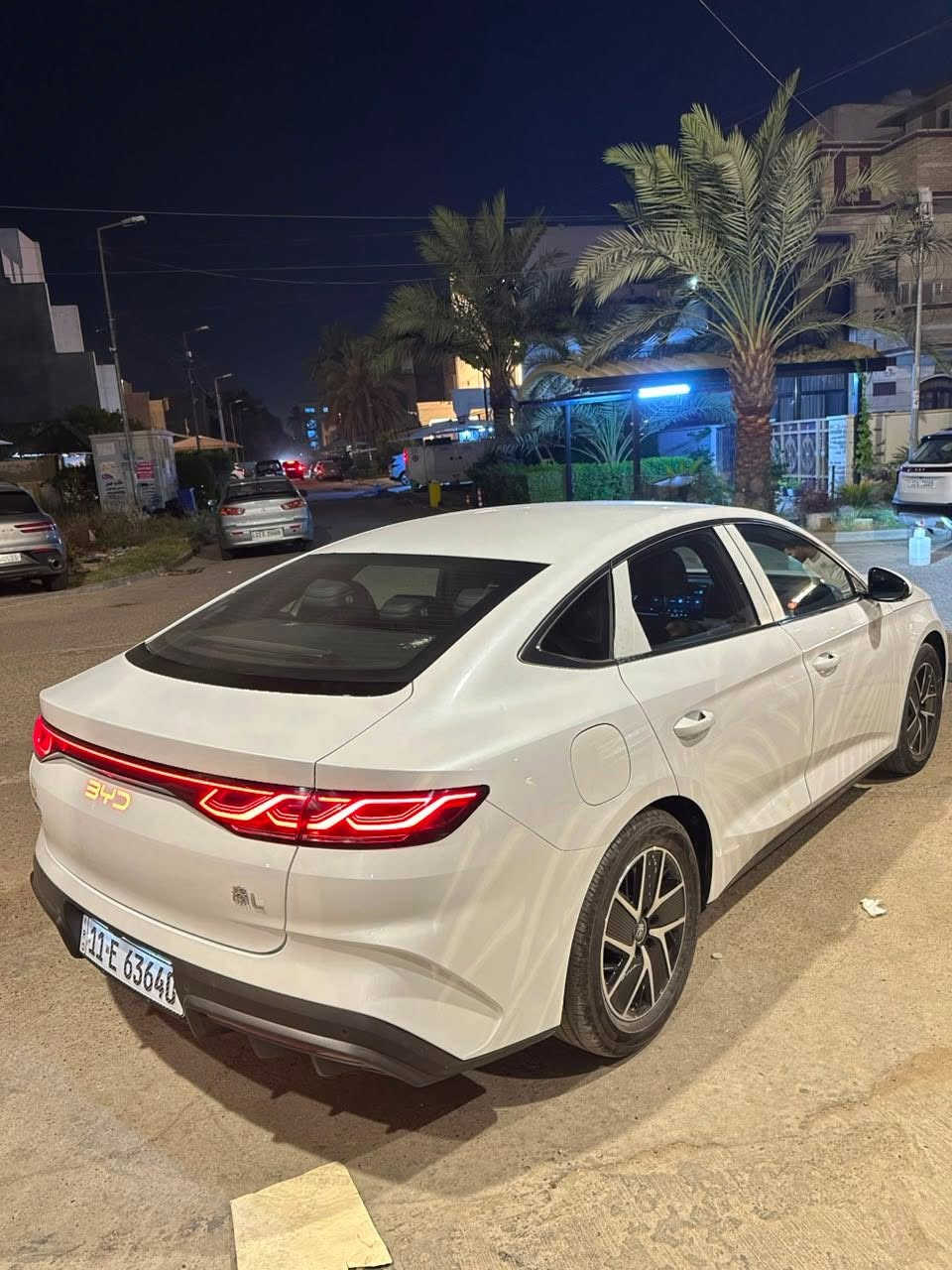 السلام عليكم 
BYD QUIN L
موديل 2024 بطارية 80 كيلو بل شحنة 
تحكم ستيرن بصمة مقاعد جلد كرسي السايق كهرباء داخل زيتوني تبريد قطعتين منافذ شحن عدد 2 دخول ذكي أشاير بل مري ماشية 11500 كيلو 
السعر24 مليون وبي مجال بسيط 
***********
