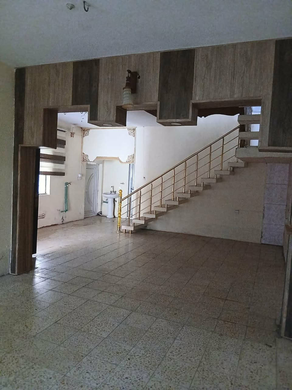 دار سكن ملك صرف طابوا. مساحته 200متر مربع يتألف من طابقين بناء جاهز للسكن بناء طابوق موقع. الدار فرع   صيدليه غصن البلوط تدخل بي واقع بين الفرع الرئيسي حي العصري عليبات تبليط الشارع للباب مجاري أيضا الصور موضحه سعر الدار 125مليون للاستفسار اكثر الاتصال على الرقم ***********و***********ومن الله التوفيق مع العرض البيت طابقين غرفتي نوم بألطابق الأسفل وغرفتين نوم بألطابق العلوي جاهز من كل الجوانب
