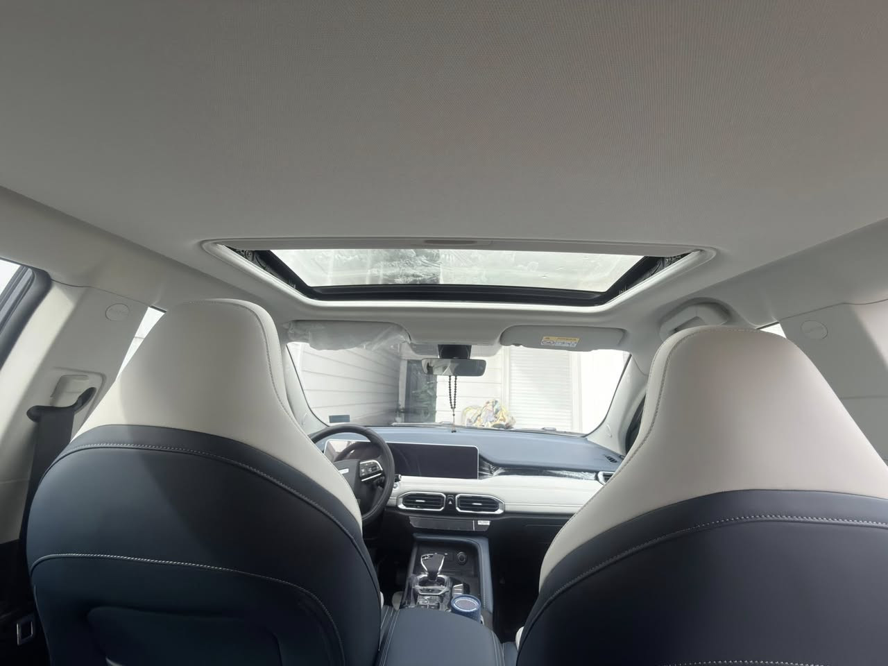 جيتور X50 2026 للبيع  مع الرقم
اسم السيارة: جيتور X50 موديل 2026 – SUV مدمجة (Crossover)  ￼

المحرك والأداء:
• نوع المحرك: بنزين تيربو 1.5 لتر، 4 أسطوانات  ￼
• السعة: 1498 سم³ (1.5 L)  ￼
• القوة الحصانية: حوالي 154-156 حصان تقريبًا  ￼
• عزم الدوران: 230 نيوتن·متر  ￼
• نظام الدفع: دفع أمامي (FWD)  ￼
• ناقل الحركة: أوتوماتيك 6 سرعات (DCT)  ￼
• السرعة القصوى: حوالي 180 كم/س تقريبًا  ￼
• تسارع 0-100 كم/س (تقريبي): 8 – 11 ثانية حسب الإعدادات ووزن السيارة  ￼

استهلاك الوقود:
• متوسط استهلاك الوقود: حوالي 17.5-17.9 كم/لتر (5.6-5.7 لتر/100 كم)  ￼
• سعة خزان الوقود: حوالي 45-57 لترًا

الأبعاد والسعات:
• الطول: 4397 مم  ￼
• العرض: 1841 مم  ￼
• الارتفاع: 1654 مم  ￼
• قاعدة العجلات: 2601 مم  ￼
• سعة الشنطة الخلفية: حوالي 398 لتر (قد تتوسع عند طي المقاعد)  ￼
• عدد المقاعد: 5 أشخاص  ￼
• عدد الأبواب: 5 أبواب  ￼

التعليق والتوجيه:
• تعليق أمامي: مكفرسون مستقل (MacPherson)  ￼
• تعليق خلفي: متعدد الوصلات (Multi-link)  ￼
• التوجيه: قوة كهربائية (EPS)  ￼
• فرامل: قرصية مع نظام مانع انغلاق ABS - نظام EPB مع Auto Hold في بعض الفئات  ￼

التجهيزات الداخلية والتقنية:
• شاشة معلومات وترفيه وسطية: 10.25 بوصة تدعم Android Auto وApple CarPlay  ￼
• شاشة عدادات رقمية/شاشة قياس 10.25 بوصة  ￼
• دخول وتشغيل ذكي بدون مفتاح  ￼
• شاحن جوال لاسلكي  ￼
• نظام صوتي بـ 6 سماعات  ￼
• مكيف هواء أوتوماتيكي مع فتحات خلفية  ￼
• مقاعد من الجلد (في الفئات العليا)  ￼
• فتحة سقف بانورامية (في الفئات الأعلى)  ￼

أنظمة السلامة ومساعدة السائق:
• وسائد هوائية أمامية وجانبية وربما خلفية (عدد 4-6)  ￼
• نظام ABS + EBD + ESC (الثبات الإلكتروني)  ￼
• نظام مراقبة النقطة العمياء (BSW)  ￼
• تنبيه حركة المرور الخلفية  ￼
• مساعد تغيير المسار  ￼
• كاميرا محيطية 360° (في بعض الفئات)  ￼
• حساسات أمامية وخلفية  ￼
• مثبت سرعة (Cruise Control)  ￼

الراحة والتجهيزات الأخرى:
• فرامل يد كهربائية (EPB)  ￼
• مساند رأس قابلة للتعديل لكل المقاعد  ￼
• أحزمة أمان ثلاثية النقاط في الصف الخلفي  ￼
• تنبيهات صوتية وبصرية عند عدم ربط حزام الأمان  ￼

التصميم الخارجي:
• مصابيح أمامية LED مع إضاءة نهارية LED  ￼
• مرايا جانبية كهربائية مع تدفئة وإشارات  ￼
• جنوط سبائك 17 أو 18 بوصة حسب الفئة  ￼
السعر 
21,000,000 IQD


**إذا كنت صاحب هذا الإعلان وتريد حذفه لأي سبب، رجاءا أرسل رسالة إلى الدعم الفني**