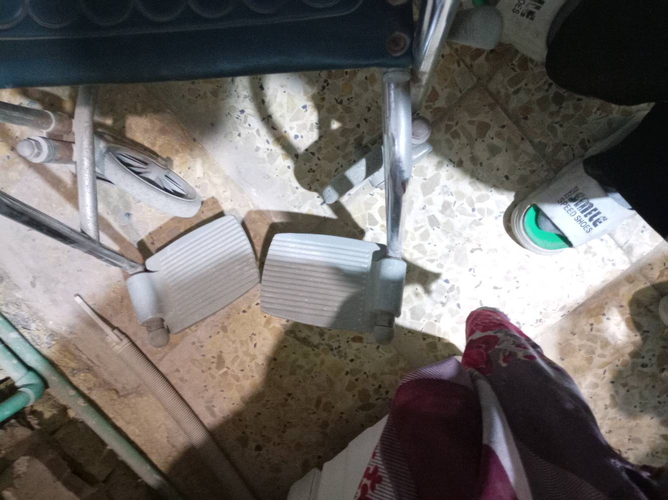 السلام عليكم كرسي معاقين نضيف كلش بس تايراته فاشه سعره ٤٠ وبي مجال متلكه بهيج سعر وهيج نضافه يشيل لحد وزن ١٥٠k