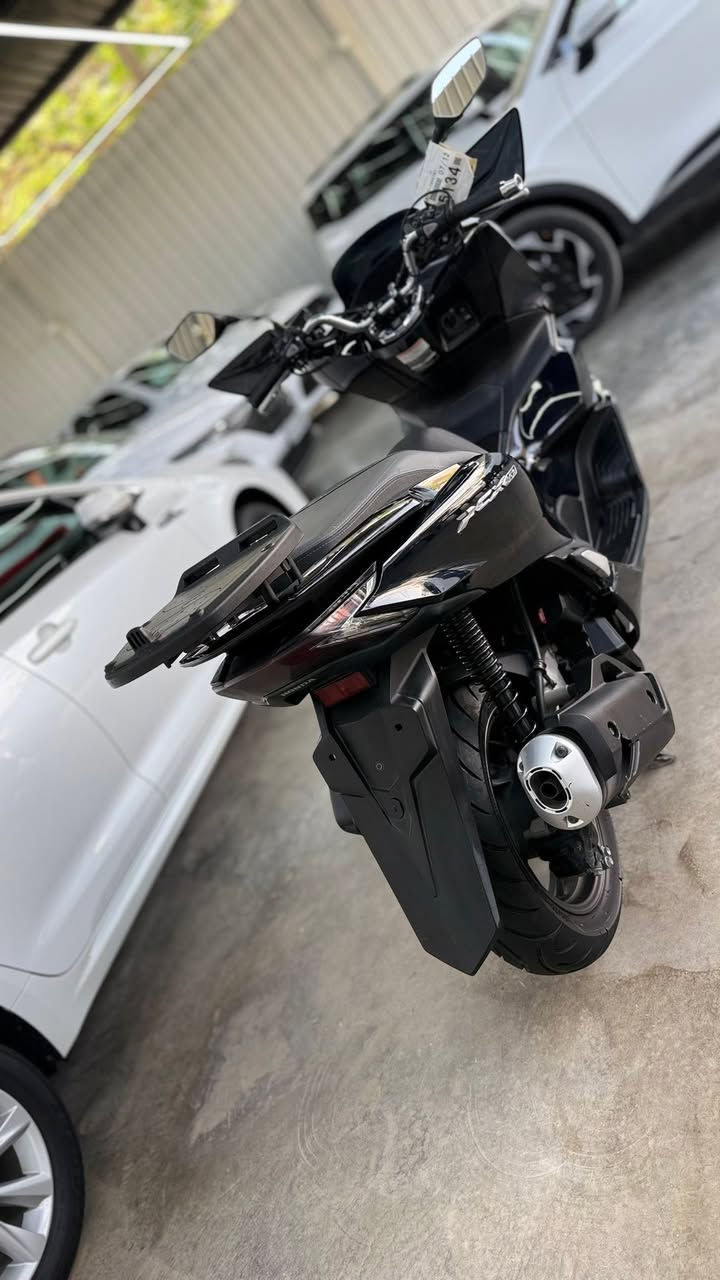 ملكي وفاخر (يركز على اللون والأناقة)

الفخامة حبرها غامق! 😉🔥

للبيع: Honda PCX الجيل الرابع، باللون الحبري الملكي المميز اللي يتغير مع الإضاءة ويعطيك هيبة وين ما تروح.

الدراجة بقمة النظافة، تصميم هجومي حديث، راحة تامة بالقيادة، واقتصادية وعملية لأبعد حد.

الجيل: الرابع (أحدث المواصفات والتقنيات).

وكالة اليابان شاصي KF

اللون: حبري (كحلي غامق) مميز جداً.

الشراي يتفضل الخاص أو يتصل على الرقم: [***********] 📞
طق بنزين واطلع، ما تحتاج برغي واحد! 💨
