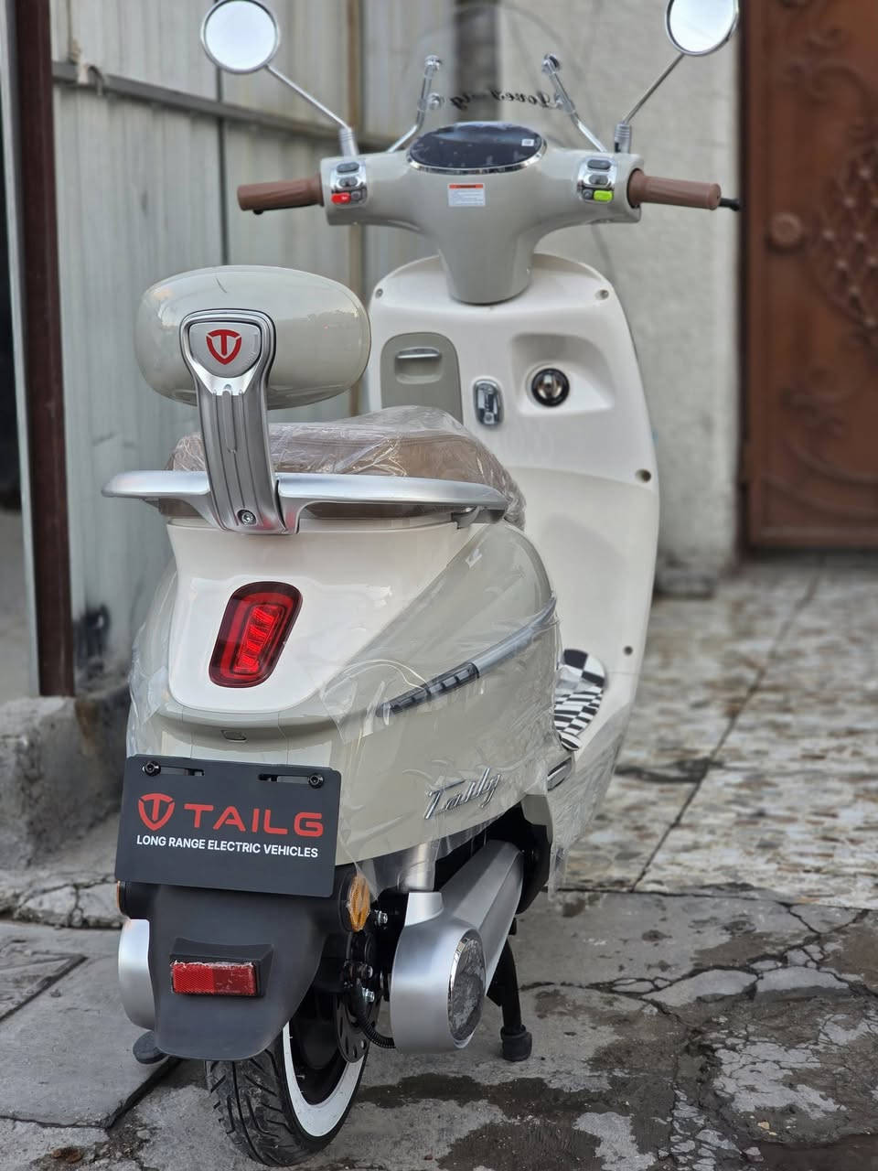 السلام عليكم
كلاسك شحن 
٦ بطاريات كبار دبل 
ملف ١٥٠٠ 
دراجة جديدة زيرو ماشية كلش قليل 
بصمه عدد ٢ 
تنربط ع التطبيق 
مكاني بغداد 
شراي راسلني وتأمر 
***********
