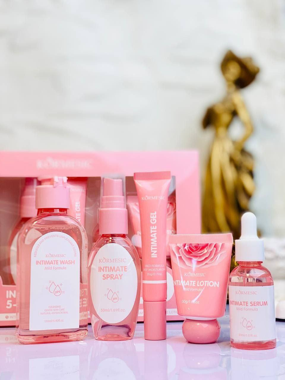 🌸 بكج الأنوثة المتكامل من KORMESIC 🌸
دللي نفسج وعيشي إحساس النظافة والأنوثة الحقيقية بكل وقت 💖  

هذا البكج مصمم خصيصاً حتى يمنحج:  
✨ نظافة وانتعاش يدوم لساعات  
✨ إحساس بالراحة والثقة طول اليوم  
✨ عناية متكاملة ولطيفة على البشرة  
💗 يحتوي على:  
• غسول الأنوثة  
• سبراي الأنوثة  
• جل العناية  
• لوشن الأنوثة  
• سيروم العناية  
🌸 رائحة ناعمة وأنثوية تخليج مميزة دائماً  
🌸 مناسب للاستخدام اليومي  
🌸 خيار مثالي لكل بنت تحب تهتم بنفسها  
🎁 مناسب جداً للاستخدام الشخصي أو كهدية  
يوجد خدمة توصيل لجميع المحافظات العراق للحجز والاستفسار خاص


**إذا كنت صاحب هذا الإعلان وتريد حذفه لأي سبب، رجاءا أرسل رسالة إلى الدعم الفني**