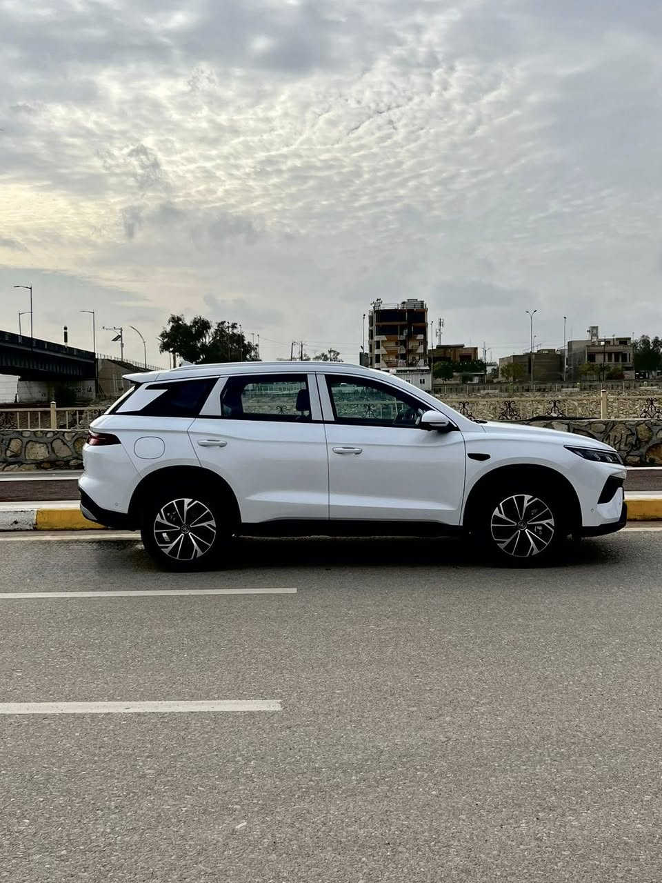 ‏ BYD Song Pro 2025 للبيع
🔹 الممشى: 4900 كم فقط
🔹 المحرك: بنزين + شحن EV (هايبرد)
🔹 الحالة: كلين تايتل ، عدا البارد
🔹 الصبغ: بدون قطرة صبغ 
🔹 اللون الخارجي: أبيض
🔹 اللون الداخلي: لونين مميز (أسود × رصاصي)

✨ المواصفات بالتفصيل:
✔ شاشة كبيرة جداً (حوالي 15.6 إنچ)
✔ كاميرات 360 درجة كاملة ( 13 كامرا )
✔ داش كام 360 درجة مع ضهور السرعة
       ودوسة البانزين والبريك والنمر 
       و الداش كام يشتغل والسيارة طافية ومشتغلة
       تسجيل مستمر + حفظ تلقائي
✔ رادارات هواية (أمامي + خلفي + جانبي)
       مع تنبيه خروج من المسار 
✔ اصطفاف ذاتي
✔ داخلية جلد
✔ مساحة داخلية كبيرة جداً
✔ كشنات مريحة للسفر الطويل
✔ السيارة طلقة ماشاءلله ورزانة عاليه

💰 السعر: 23,000,000 دينار عراقي

📍 الموقع: ديالى – بعقوبة الجديدة – شارع الطابو

📲 واتساب: ***********
📞 اتصال: ***********
