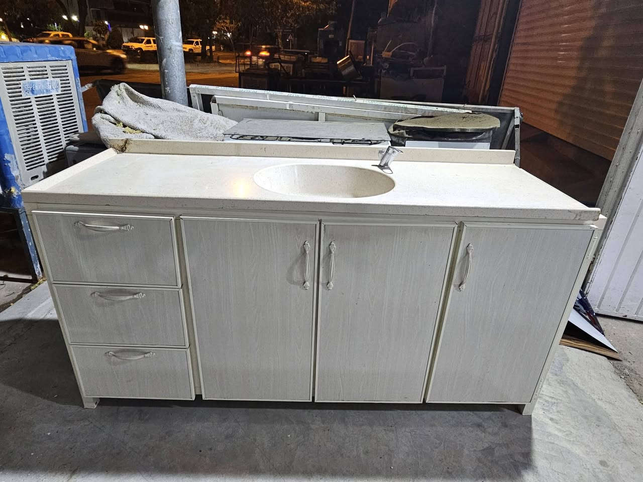 ئه م ئه شيانه بو فروشتن

هه موو ئه شياكي ناو ماليش ده كرم

***********
