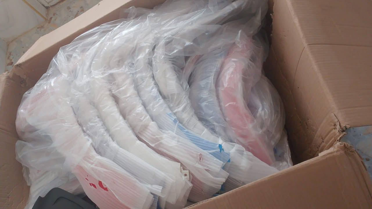 3 كفرات فراشه كاملات  بسعر مناسب جدد غير مستعمل الاصلي قويات  هاي الالوان الواضحه ازرق واحمر وسمائي مكاني قرنه شرش سعر الوحد 60 الف واذا شلع بيهن مجال قليل الاستفسار ***********
