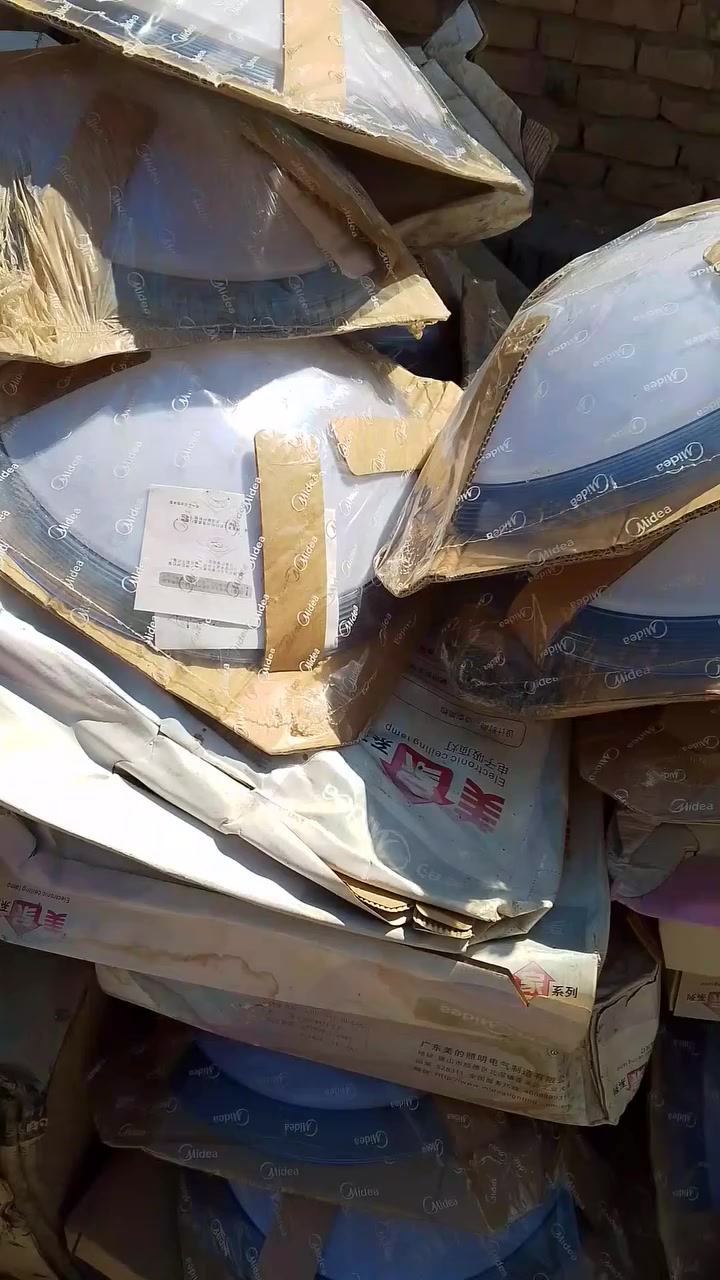 السلام عليكم احبتي تتوفر لدينا براكيتات سقوف تصفية مخزن عدد اربعين اوخمسين سعر القطعه ٣٠٠٠دينار الي يريدهن يتصل ويجي كل الهلا بغداد حي اور***********
