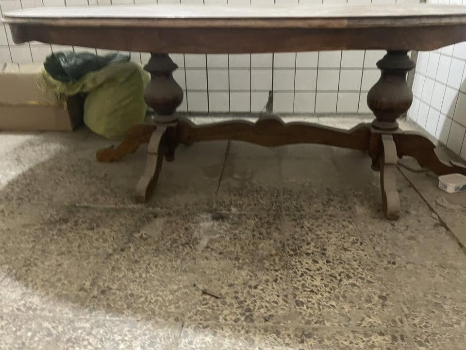 سلام عليكم ميز طعام للبيع
بغداد المنصور 
***********
