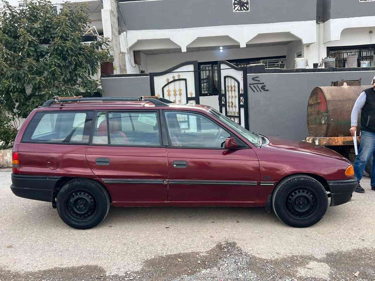 ستيشن استرا للبيع موديل 92 سنويه 29 سياره نضيفه تريد تحويل اوكاله  استفسار اتصل على رقم
***********
