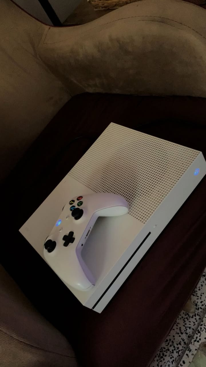 السلام عليكم
للبيع: اكس بوكس وان اس (Xbox One S) بالكرتونة وبحالة الوكالة! 🎮📦
 حالة الجهاز: نظافة 100%، ستيكر بلد ما مفتوح نهائياً (شرط الفحص والضمان) والجهاز بحالة اللوك كما موضح بالصور.
 المساحة: 500 جيجا (نص تيرا).
 الملحقات الكاملة:
 علبة الجهاز الأصلية (الكرتونة). 📦
 يدة التحكم الأصلية مالت الجهاز.
 كيبل الطاقة (الكهرباء) الأصلي.
 كيبل العرض (HDMI) الأصلي.
 كيبل شحن لليدة.
 السعر: 165 ألف دينار، وبيه مجال بسيط جداً للطيبين عند المعاينة.

ملاحظة 📝 
"الجهاز بيه اشتراك كيم باس بريميوم شغال ومفتوح بيه ألعاب ليوم 9/7، يعني تاخذه وتلعب فوراً مجاناً بدون ما تدفع فلس."

 المكان: بغداد - الغزالية.
 التواصل: عبر رسائل الصفحة أو واتساب على الرقم: ⁠***********⁠ 📞
