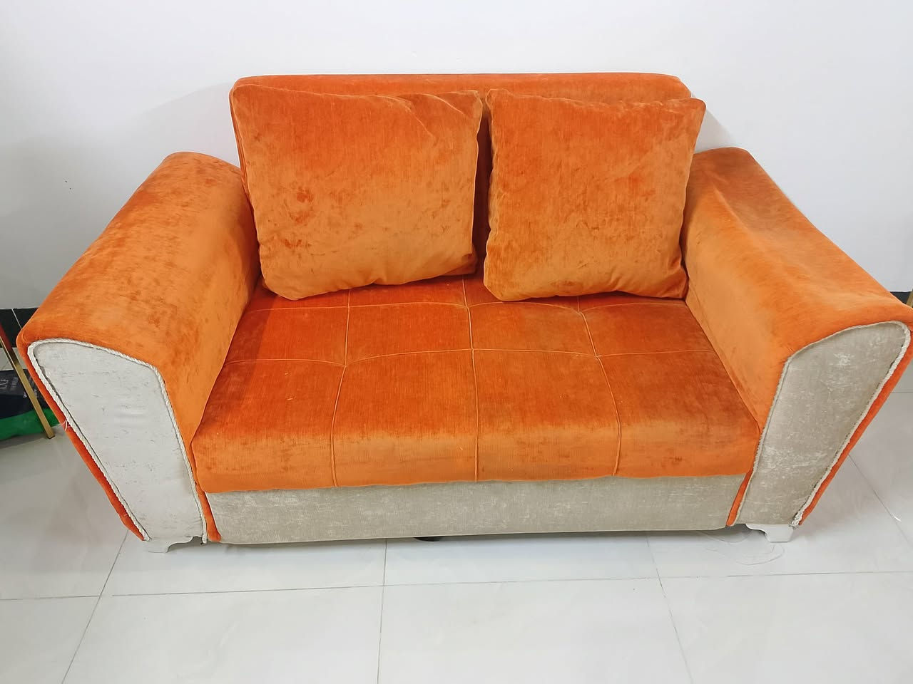 📢 للبيع طخم مستعمل 

🛋️ يتكون الطقم من:
عدد ٢  ثلاثية
عدد ١  ثنائية
 اللون: برتقالي مع بيج
 السعر: ( ٨٥ الف )

📩 للاستفسار أو المعاينة يرجى التواصل على الرقم ***********
