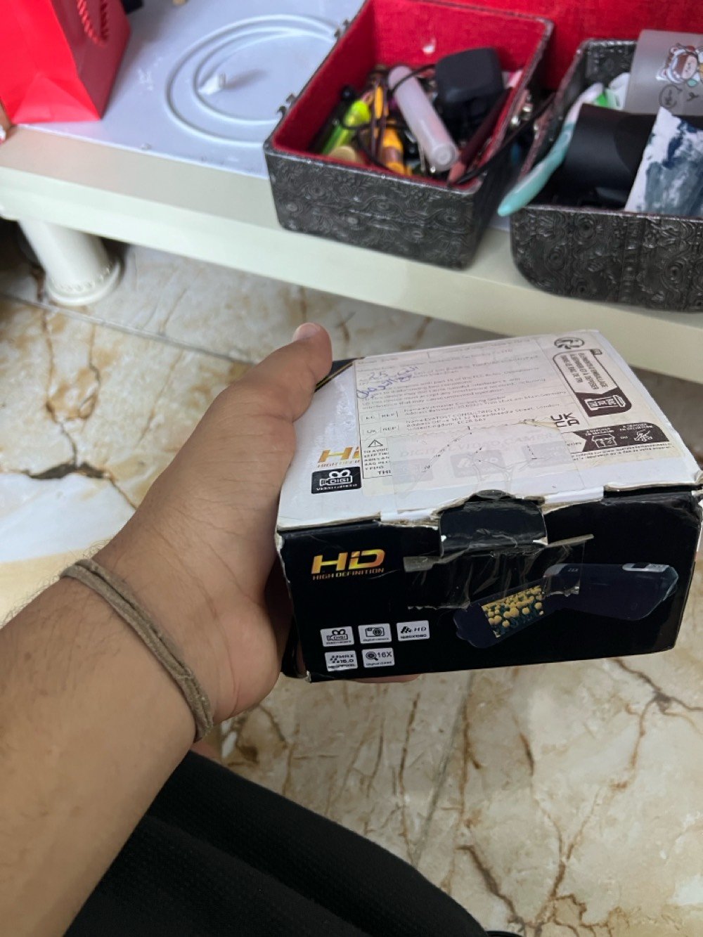 📸 كاميرا فيديو رقمية DV Camcorder (Full HD 1080P) 
للبيع كاميرا فيديو رقمية بتصميم مميز وعملي، خفيفة الوزن وسهلة الاستخدام، مثالية لتوثيق اللحظات العائلية، الرحلات، أو للمبتدئين في تصوير الفيديو.
✨ أبرز المواصفات والمميزات:
 دقة الفيديو: تصوير عالي الدقة بجودة Full HD 1080P لقطات واضحة ونقية.
 دقة الصور: التقاط صور ثابتة بدقة تصل إلى 16.0 ميجابكسل.
 المستشعر: مزودة بمستشعر ذكي من نوع CMOS لتحسين جودة الإضاءة والألوان.
 الذاكرة: تدعم كروت الذاكرة الخارجية حتى سعة 32 جيجابايت (تتسع لساعات طويلة من التصوير).
 التصميم: شاشة جانبية متحركة قابلة للفتح والتدوير لرؤية التصوير من كل الزوايا بسهولة.
 العدسة: عدسة فيديو متخصصة بفتحة عدسة 5.0 وبعد بؤري 9.88\text{mm}.