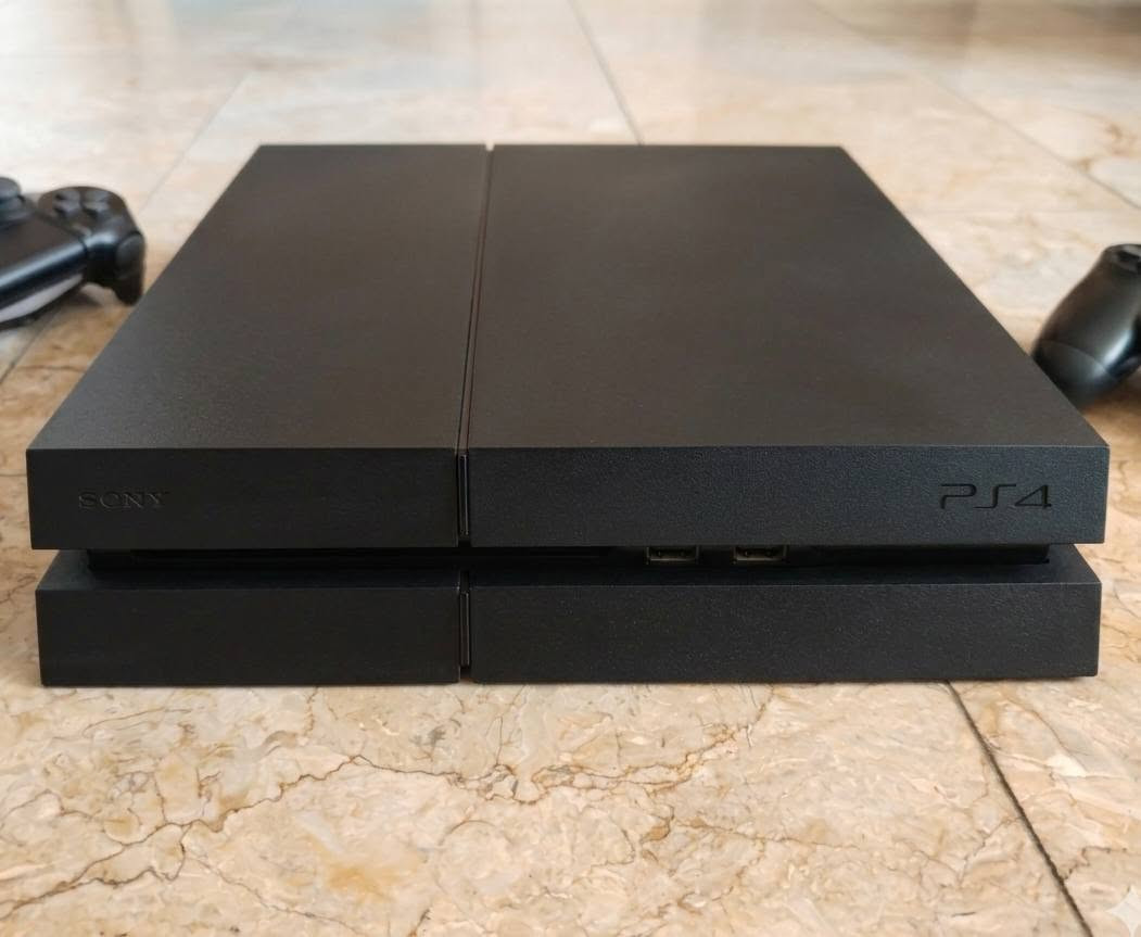 بلي 4 فات (1 تيرا) نظيف جداً مع 3 يدات ولعبة FIFA 22 🎮
السلام عليكم شباب.. للبيع جهاز بلاي ستيشن 4 (Fat) مستعمل نظيف جداً وشغال 100% وما مفتوح ولا داخل تصليح.
​المواصفات والملحقات:
✅ الهارد: 1000 جيجا (1 تيرا) - يعني يشيل ألعاب هواية.
✅ اليدات: 3 يدات تحكم (2 أصلية + 1 صينية)، كلهن شغالات وبوضعية ممتازة.
✅ الأقراص: قرص FIFA 22 أصلي هدية وية الجهاز.
✅ الملحقات: كامل وايراته (باور + HD).
​الجهاز استخدامه منزلي وخفيف، والصوت ناصي والحرارة طبيعية جداً.
السعر: 250 ألف و بي مجال للشراي الطيب 
للتواصل والاستفسار الاتصال على الرقم ***********
